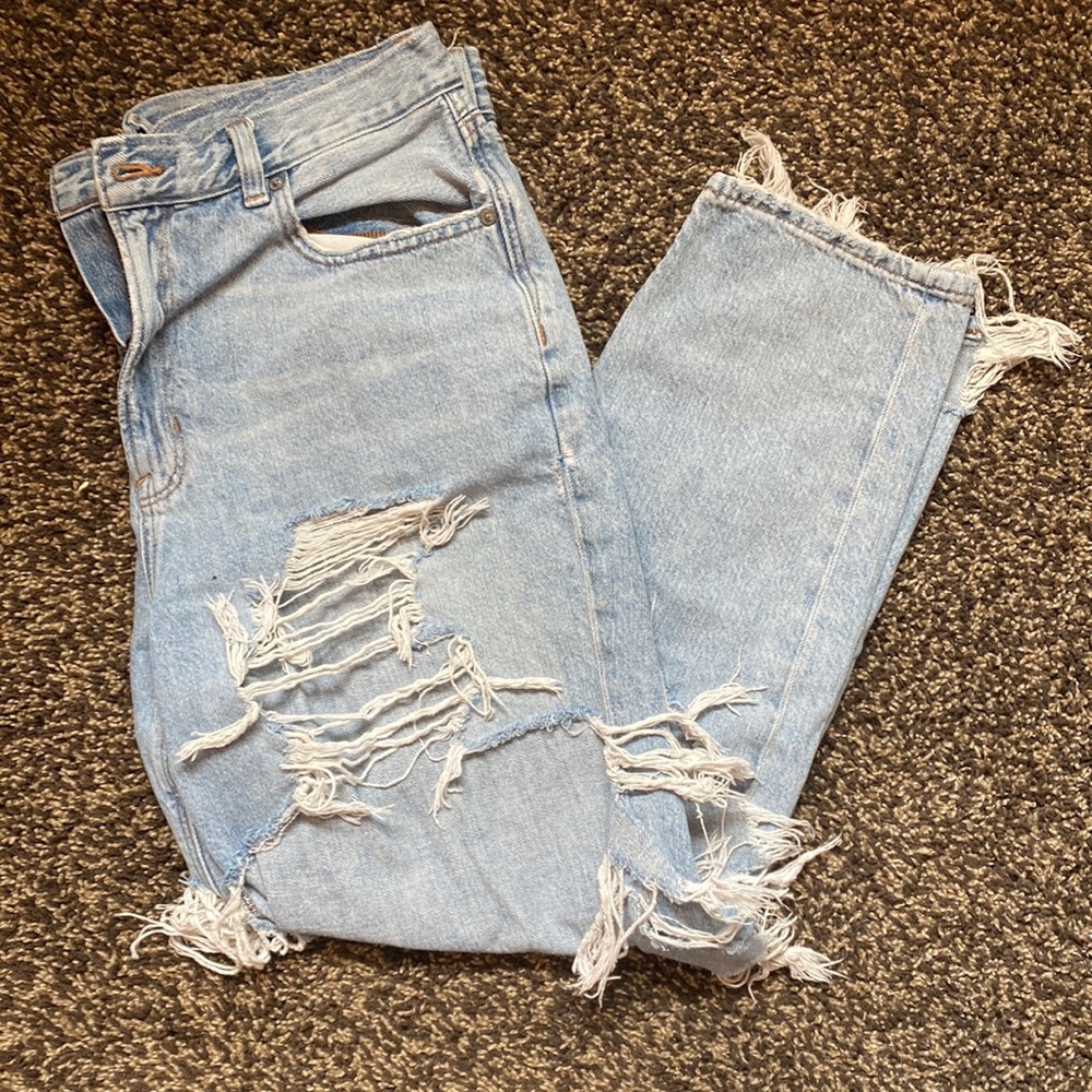 Super cute distress AE Jean
